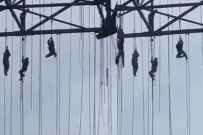 Operarios colgando a 140 metros de altura tras el derrumbe de un andamio en Brasil