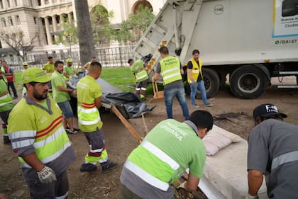 Operarios de Espacio Público retiran las pertenencias de los ocupantes de la plaza Lavalle