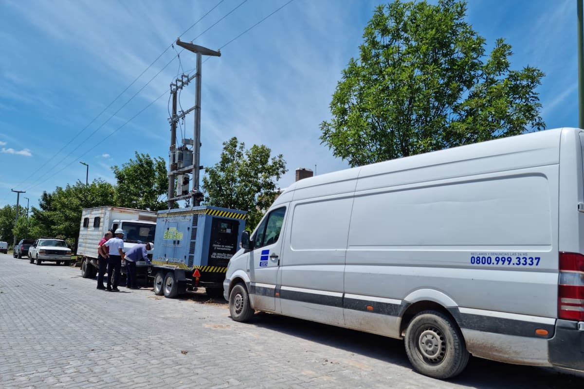 Operarios de la empresa de energía EDES trabajan para reestablecer la conexión eléctrica en Bahía Blanca