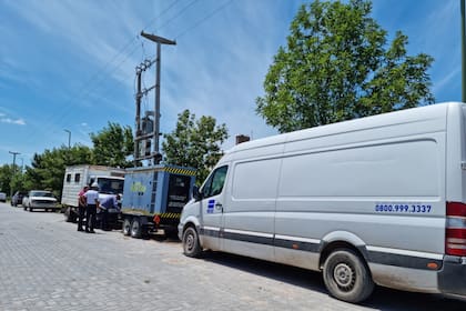 Operarios de la empresa de energía EDES trabajan para reestablecer la conexión eléctrica en Bahía Blanca