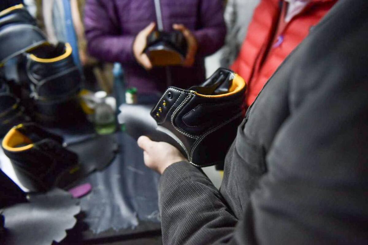 Operarios de la planta de Teknor, en Sanagasta, donde se fabricaba calzado de la marca Pampero. Fuente: Twitter - @quintelaricardo