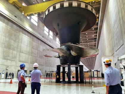 Operarios de Yacyretá inspeccionan una enorme turbina Kaplan