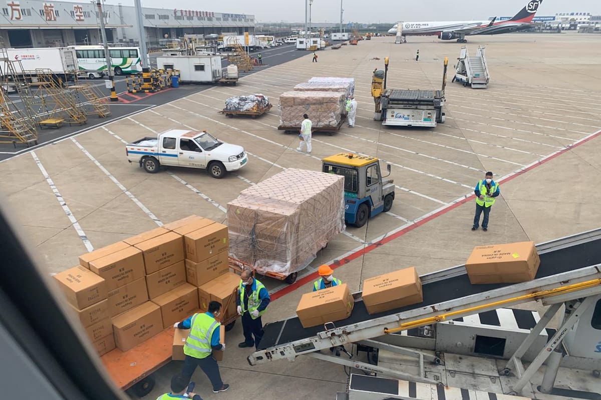Operarios del aeropuerto de China, cargan el avión de Aerolíneas