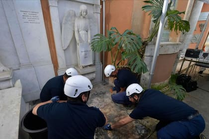 Operarios del Vaticano abren una de las dos tumbas donde se buscaba a Emanuela Orlandi