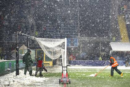 Operarios despejan la nieve del campo en Bérgamo