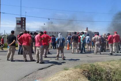 Operarios en el corte de ayer en la ruta 33