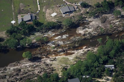 Operarios en helicóptero y a caballo buscan a desaparecidos en inundaciones en Texas