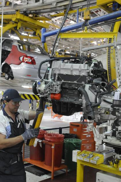 Operarios en una planta de Fiat, en Córdoba; el empleo privado profundiza su estancamiento desde hace al menos una década