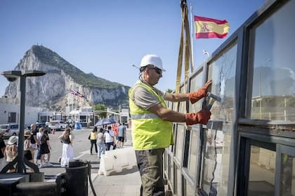 Operarios trabajaban estos días en desmantelar la infraestructura fronteriza