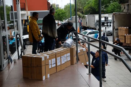 Operativo de distribución de urnas
en Mar del Plata para las elecciones legislativas de Octubre 2025.