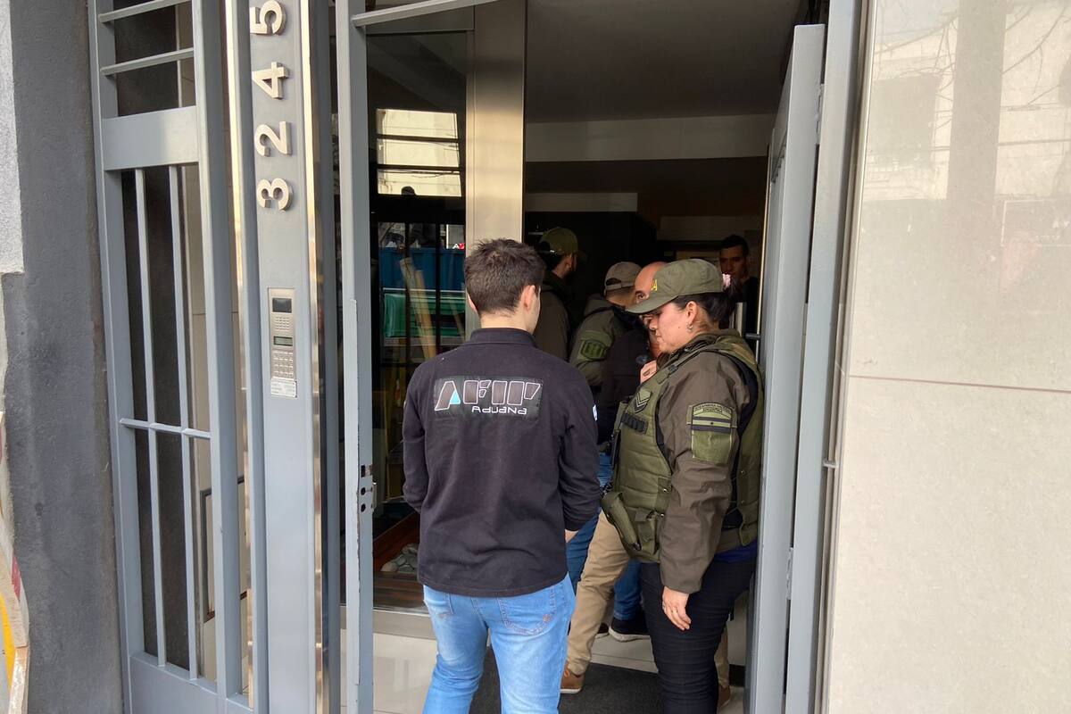 Operativo de la Aduana por supuesto "fraude" con giro de divisas al exterior.