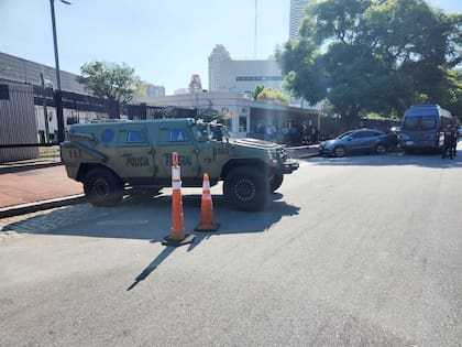 Operativo de la Policía Federal en la Embajada de los Estados Unidos en Buenos Aires