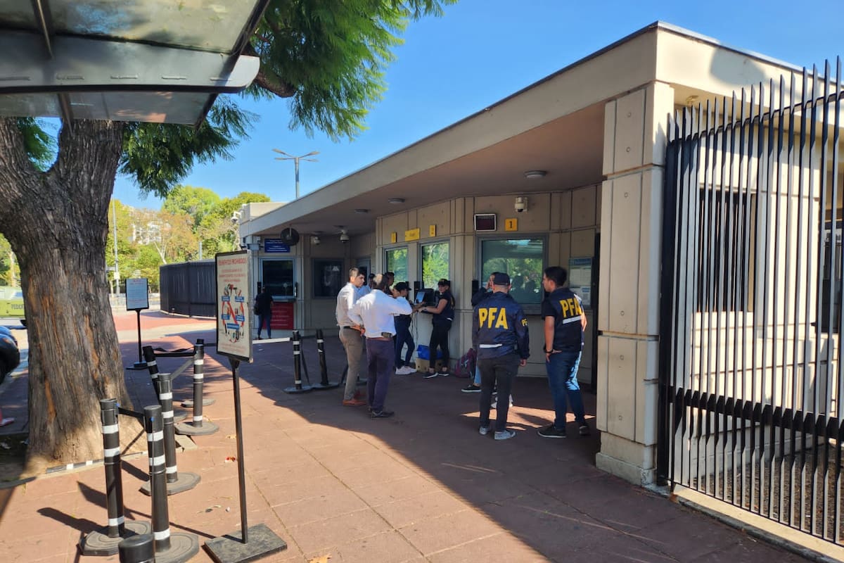 Operativo de la Policía Federal en la Embajada de los Estados Unidos en Buenos Aires