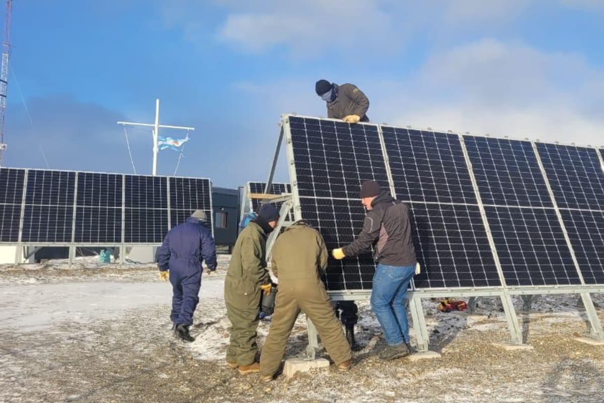 Operativo de remoción de paneles solares.