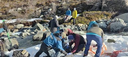 Operativo de rescate en el Cerro Crestón, en inmediaciones del Lago del Desierto