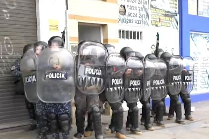 Operativo de seguridad y disturbios en González Catán tras el cierre de una clínica trucha