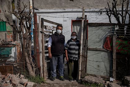 De las diez personas que convivían en el lote de José Luis Escobar, un vecino del asentamiento bonaerense, cuatro debieron ser aisladas por estar infectadas; quedaron seis repartidas en dos viviendas que comparten el mismo terreno, con la orden de permanecer
