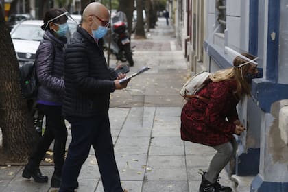 Ricardo Romero, Mara Pigazzini (odontóloga) y Cristina Chauque, uno de los tríos que partieron esta mañana desde la plaza Manzana 66, en Balnavera, para ir en busca de posibles casos de covid-19