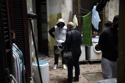En la vivienda donde vive Tamara, una mujer que trabaja en un geriátrico y tiene coronavirus, se realiza un chequeo a sus contactos estrechos para determinar si son posibles casos positivos