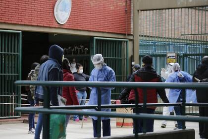 El operativo Detectar en Palermo, donde ayer se testearon a 66 personas; en la ciudad, el crecimiento de los casos del nuevo coronavirus se mantiene estable