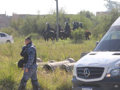 Operativo en el barrio de Emerenciano Sena. Habrian encontrado ropa de Cecilia