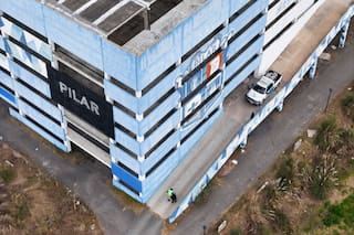 Retiran jeringas y el material patológico abandonados en el “vacunatorio más grande de la Argentina”
