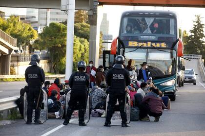 Operativo en la Avenida Gral. Paz. Un micro de larga distancia que salió de La Quiaca fue demorado
