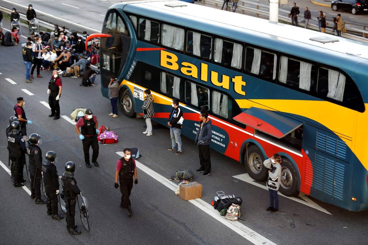 Operativo en la Avenida Gral. Paz. Un micro de larga distancia que salió de La Quiaca fue demorado