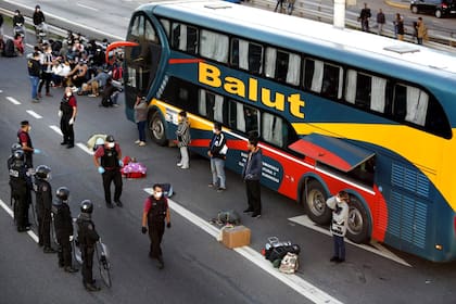 Operativo en la Avenida Gral. Paz. Un micro de larga distancia que salió de La Quiaca fue demorado