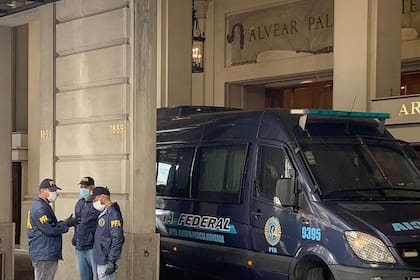 La Policía Federal hizo un operativo de control en el Alvear Palace Hotel
