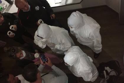 Operativo en un buque con 400 pasajeros a bordo de la empresa Buquebus que venía desde Colonia; quedó en cuarentena esta noche en el puerto de Buenos Aires.