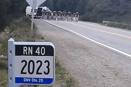 En el kilómetro 2023 se corta el tránsito de la ruta 40 por el operativo de desalojo en Villa Mascardi
