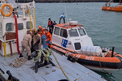 Operativo para rescatar a tres kayakistas frente a las costas de Comodoro Rivadavia