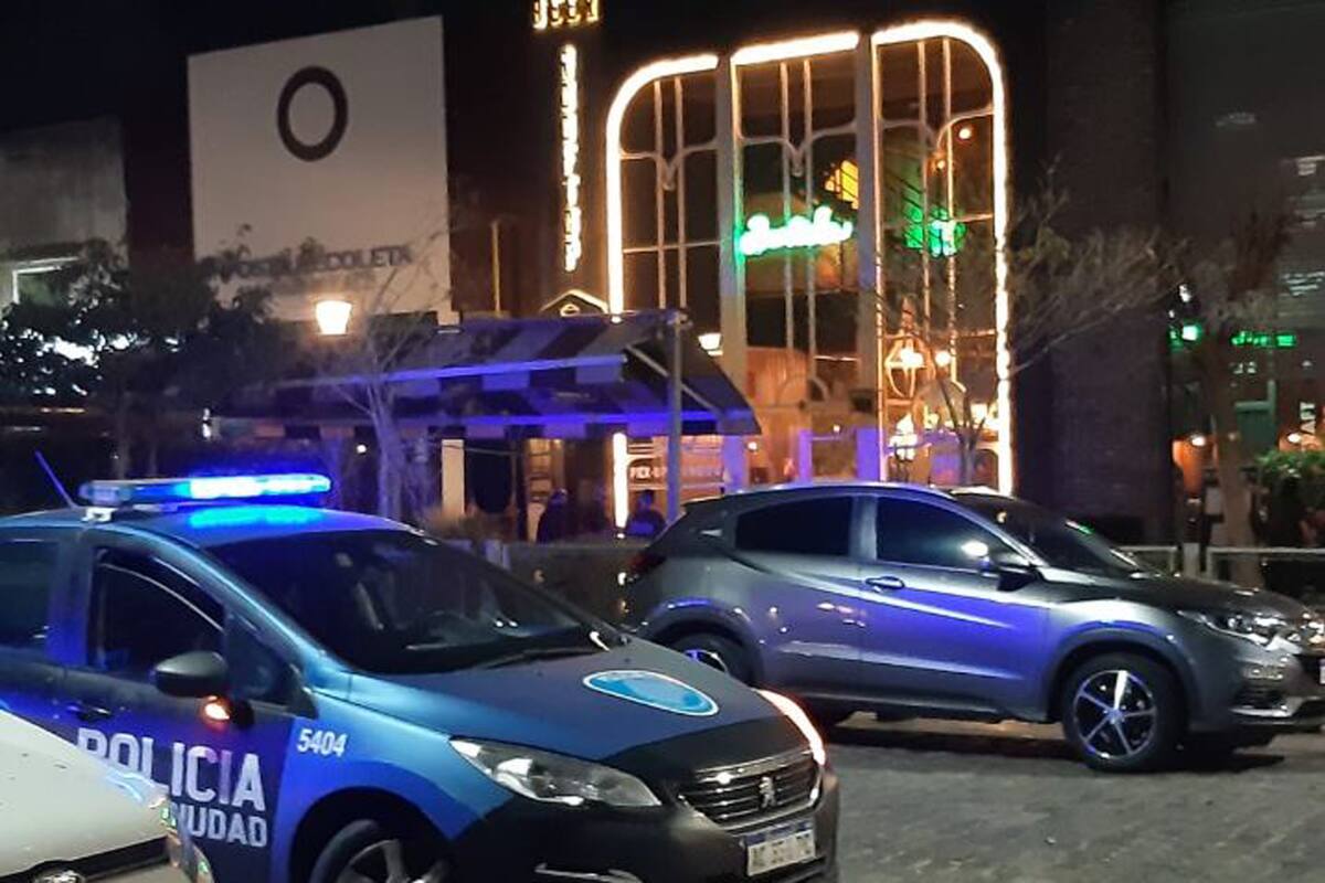 Operativo policial en Recoleta por una aglomeración de personas en una cervecería artesanal