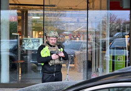 Operativo policial frente al supermercado