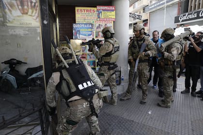Operativo por desalojo de manteros y mercadería ilegal en la zona de la calle Avellaneda y alrededores