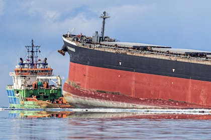 El petrolero encallado junto a una embarcación del gobierno de Mauricio