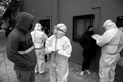 Los agentes del Dispositivo Estratégico de Testeo para Coronavirus en Terreno de Argentina (DETeCTAr) fueron casa por casa
