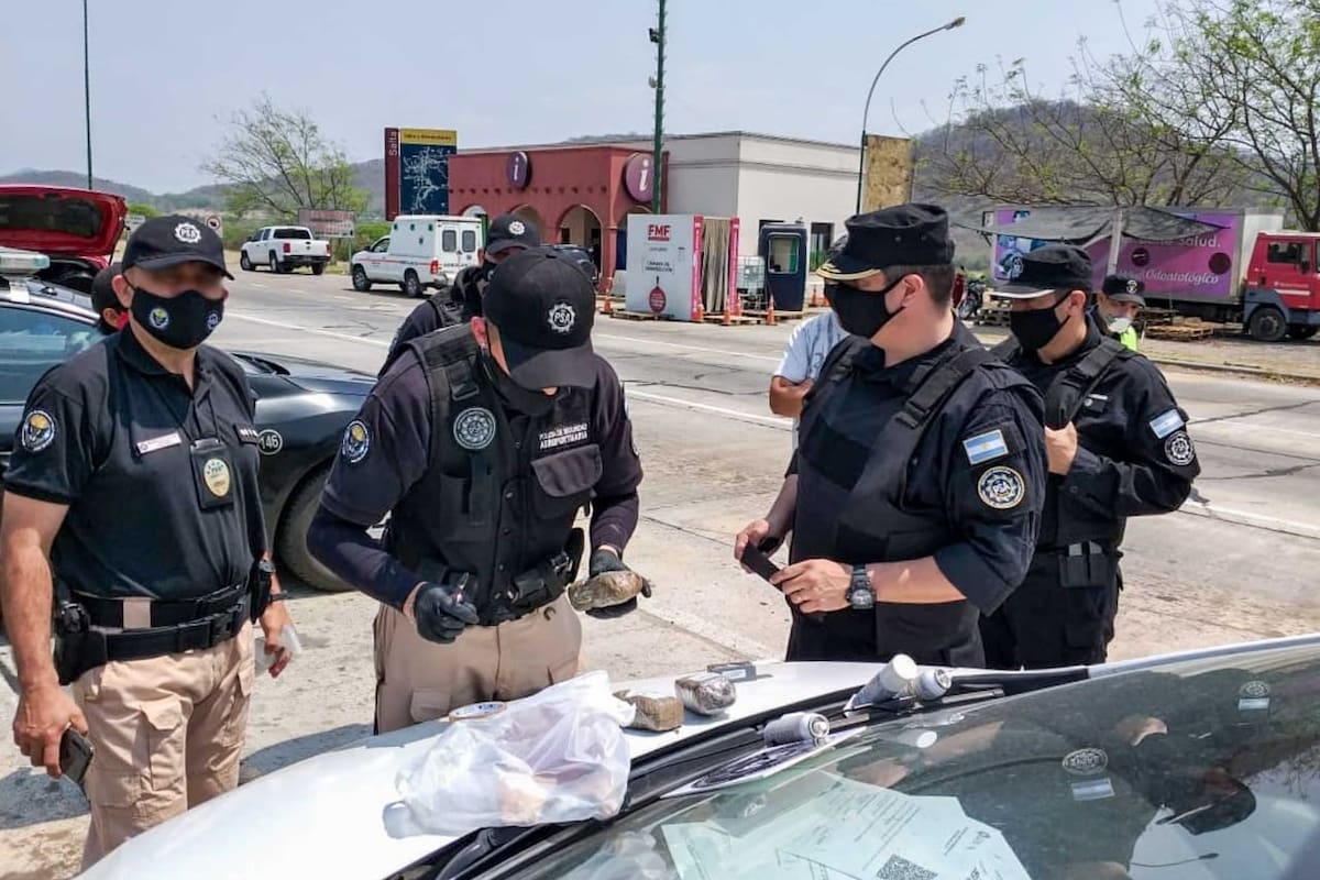 Operativos antidrogas en Salta: detectan "mulas" que llevaban pasta base de cocaína adosada al cuerpo