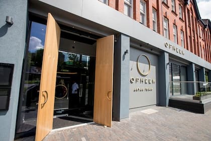 Opheem posee una estrella Michelin y es el único establecimiento gastronómico fuera de Londres que sirve comida india y es galardonado con este premio