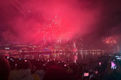 Oporto celebra el verano y a su santo patrón con martillos de plástico, sardinas y puerros