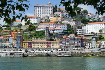 Oporto es la segunda ciudad de Portugal, está en el noroeste de Portugal, con imponentes puentes y casas medievales