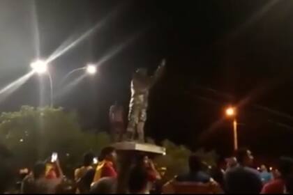 Opositores a Evo Morales derribaron una estatua de Hugo Chávez en Riberalta