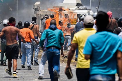 Opositores al gobierno de Maduro se enfrentan a la policía en Caracas