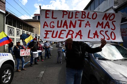 Opositores de Lasso en las cercanías de la Asamblea Nacional