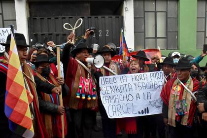 Opositores de Luis Fernando Camacho, gobernador de Santa Cruz, protestan afuera de la estación de policía donde ha sido detenido, en La Paz, Bolivia, el jueves 29 de diciembre de 2022. (AP Foto/Jose Lavayen)