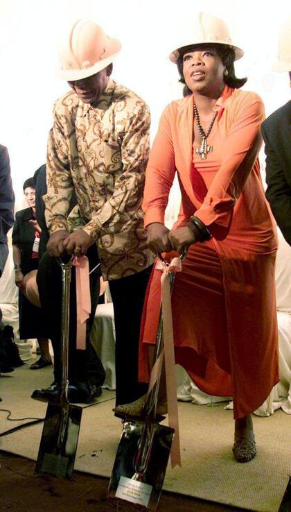 Oprah Winfrey inauguró junto a Nelson Mandela un instituto de liderazgo en Suráfrica que lleva el nombre de la presentadora