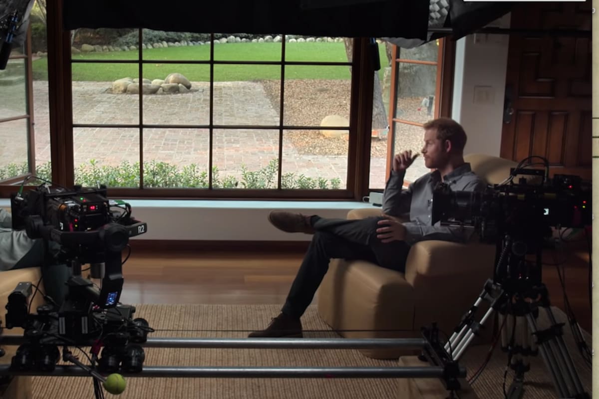 Oprah Winfrey y el príncipe Harry en el documental que coprodujeron para Apple TV+. Fuente: YouTube