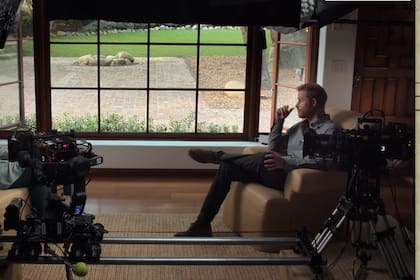 Oprah Winfrey y el príncipe Harry en el documental que coprodujeron para Apple TV+. Fuente: YouTube