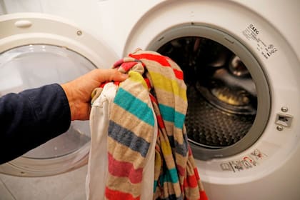 Optar por ciclos cortos en el lavarropas y usar agua fría en lugar de caliente, uno de los consejos